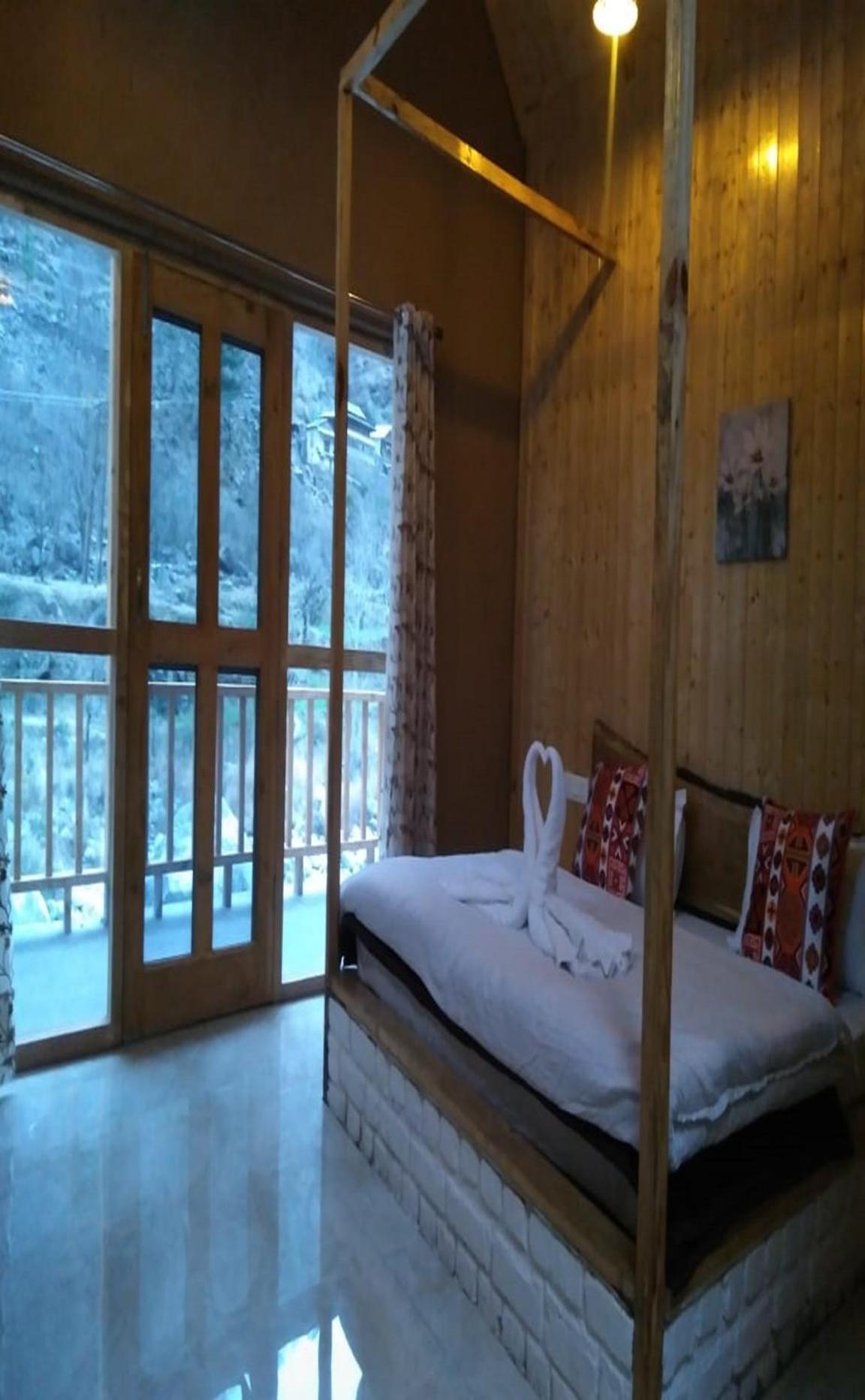 Offbeat Abodes - Tirthan Valley Banjar Bagian luar foto