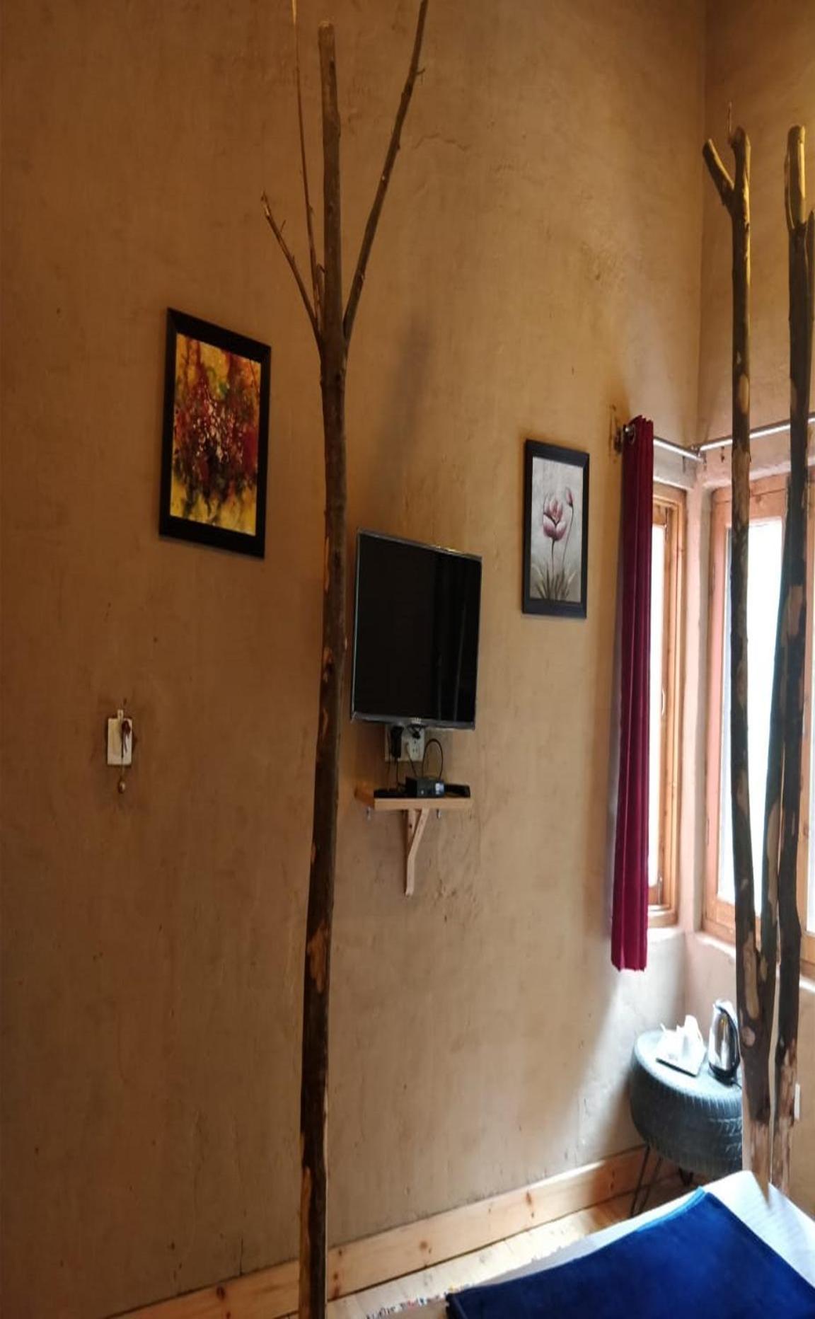 Offbeat Abodes - Tirthan Valley Banjar Bagian luar foto