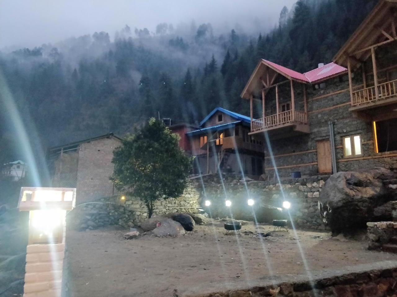 Offbeat Abodes - Tirthan Valley Banjar Bagian luar foto