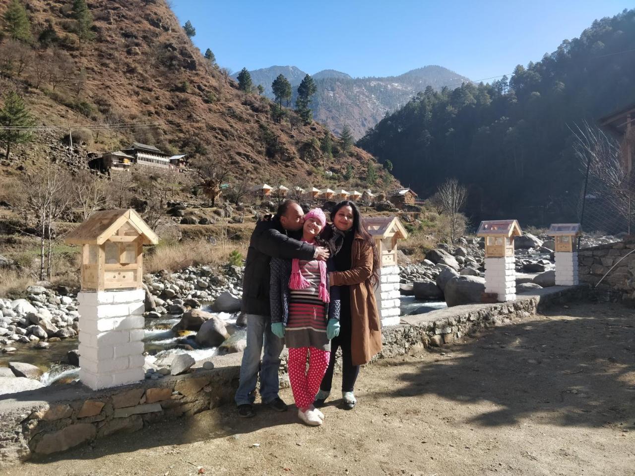 Offbeat Abodes - Tirthan Valley Banjar Bagian luar foto