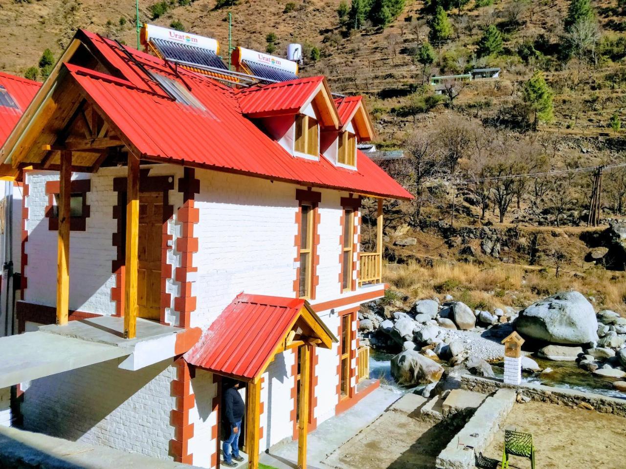 Offbeat Abodes - Tirthan Valley Banjar Bagian luar foto
